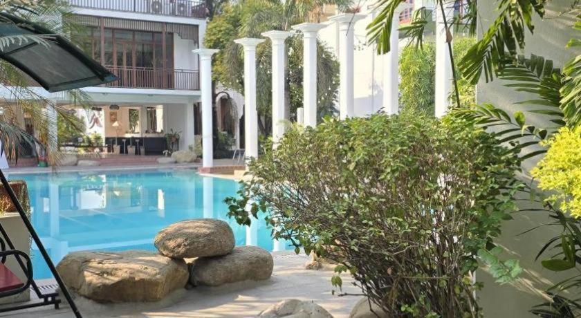Готель Club Denovo Butwal Екстер'єр фото